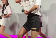 小姐姐在台上脱鞋唱歌,小姐姐脱鞋献唱，歌声与舞步共舞