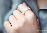 小姐姐戴戒指照片高清,璀璨戒指映衬下的美丽瞬间