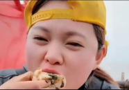 小姐姐和朋友吃海鲜自拍,小姐姐与好友的自拍时光