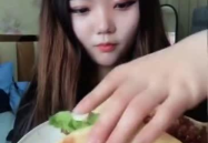 城里的小姐姐吃东西图片,镜头下的美味诱惑